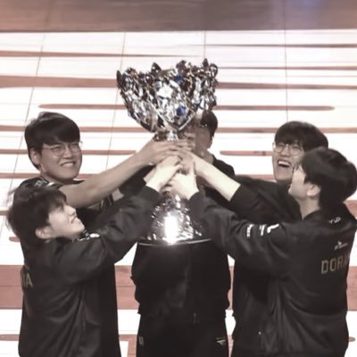 Raksllahx's profile picture. ꒰ @enhypen @T1LoL ꒱⊹☆ love u Gumayusi 🐻🤍fan account #rvmifor #닠선 |T1 HLE GENG KT | Peanut is forever🥜