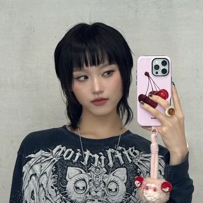 telushalimun's profile picture. Kepompong di pucuk-pucuk bunga kenanga ini sudah tertidur lelap terlalu lama. Tertidur di antara batang-batang berduri yang siap menusuk dari segala sisi.