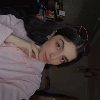 saharstoriess's profile picture. This user is confused by life.