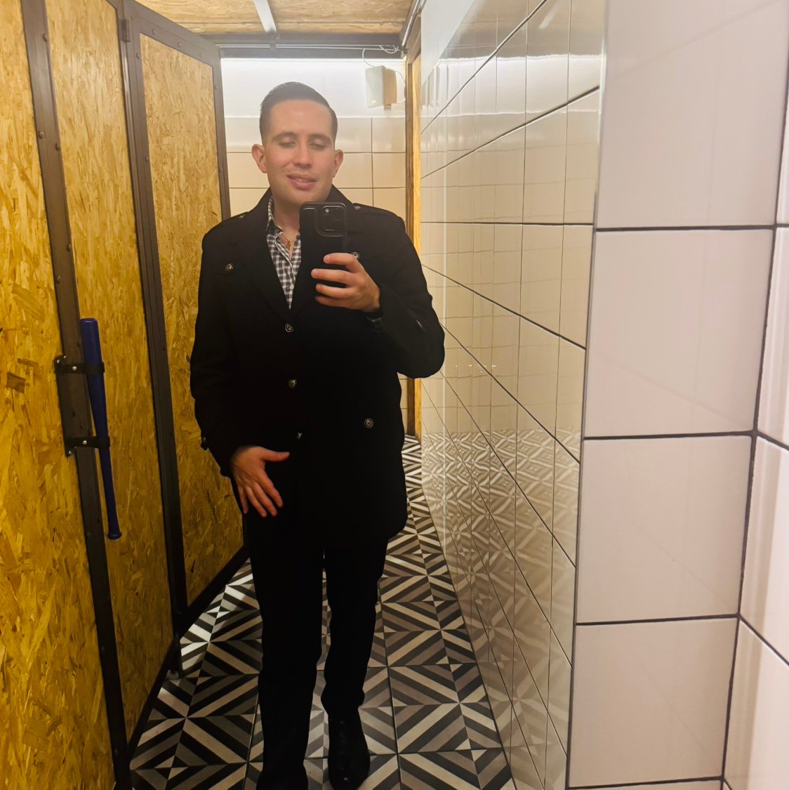 AaronEstraztt5's profile picture. 