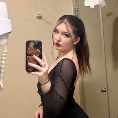 ShutUpCarlene's profile picture. 10% height + 90% shouting