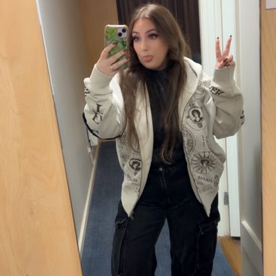 hidinginyemen's profile picture. LVL 29 | Player 2: @Goldiez2599 ❤💍 | probs playing games or crying