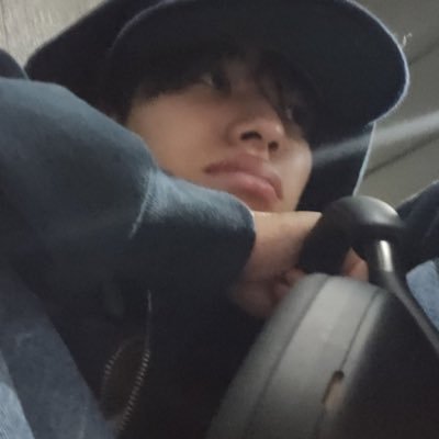 croisseant_'s profile picture. multi stans for the fairness