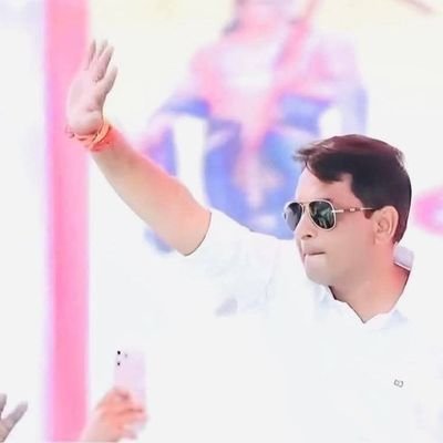 Jeetram02642923's profile picture. जिद पर अड़ जाए तो रुख मोड़ दे तूफानों का,
अभी तेवर ही कहां देखे है तिरंगे के दीवानों का।🇮🇳🇮🇳🫡🫡