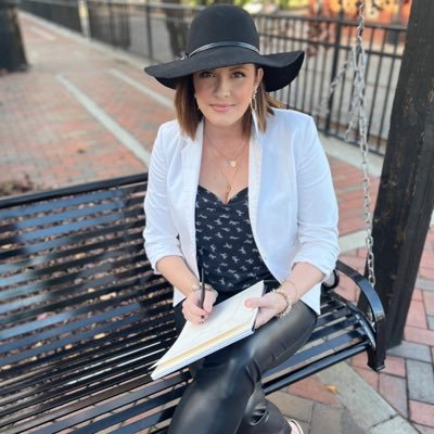 deannas_designs's profile picture. Texas born artist & lifestyle creator sharing beauty, hope, and real life through meaningful, story driven content. 🤍