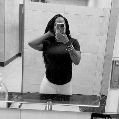 1femalefuture's profile picture. im B4K 4L is you bussing w me ? @1nadiiii