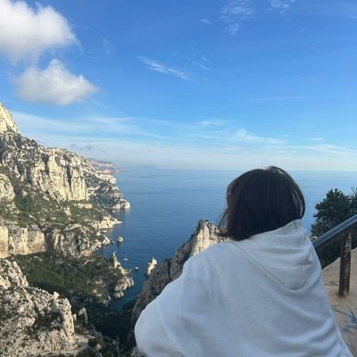 Melle_Val's profile picture. Ex Parisienne qui a tout plaqué pour se reconstruire au soleil.