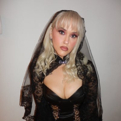 MAISHEM_'s profile picture. let’s hear it for the dyke of the year