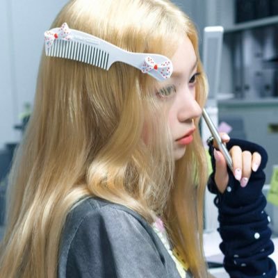 roadsideflwers's profile picture. we were all magical girls