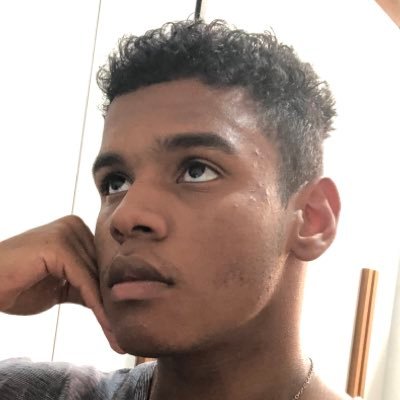 ApenasVivendoh_'s profile picture. O seu corpo aguenta, a única coisa que você precisa… é convencer a sua mente. #ApenasVivendoh_