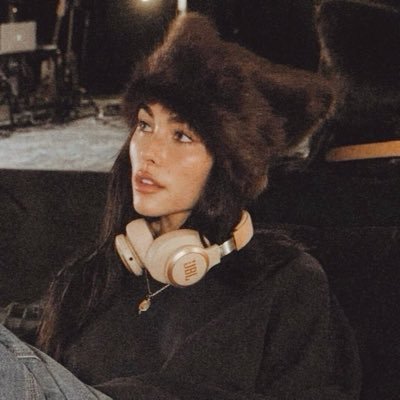 divinedhumanity's profile picture. my house is on pretty girl avenue .ᐟ