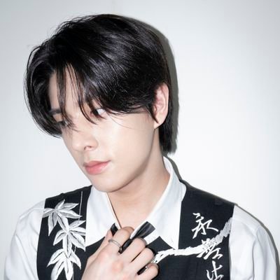 choiniikeu's profile picture. ♪ 𝐵𝑇𝑆 ♪ 𝐸𝑁𝐻𝑌𝑃𝐸𝑁 ♪ 𝑇𝑋𝑇 ♪ 𝑇𝑊𝑆 ♪