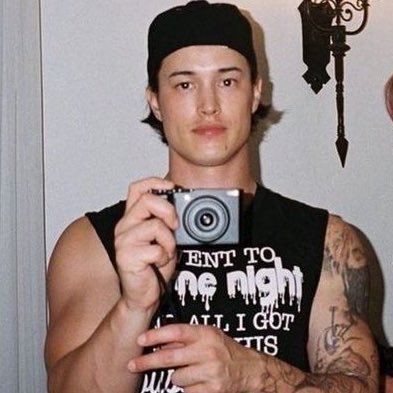 lesbianenhancer's profile picture. i lie