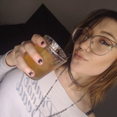 olivlou83's profile picture. 19yo texting from work