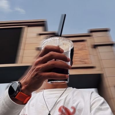 uiiu123uu's profile picture. 走走看看，自处