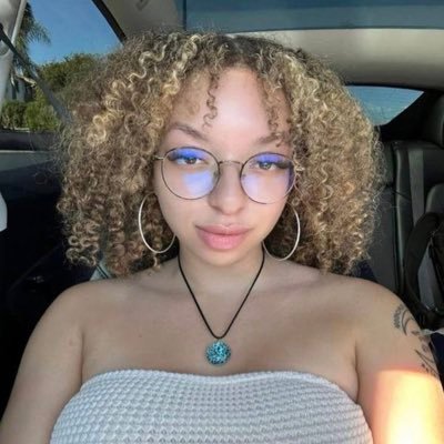 Hollydavies0326's profile picture. 