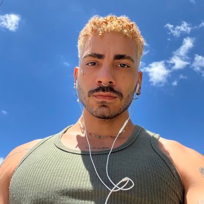 n3wptune's profile picture. fisico que faz crochê e compartilha letra de musica