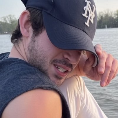 selenajuridico's profile picture. big-ass grin.