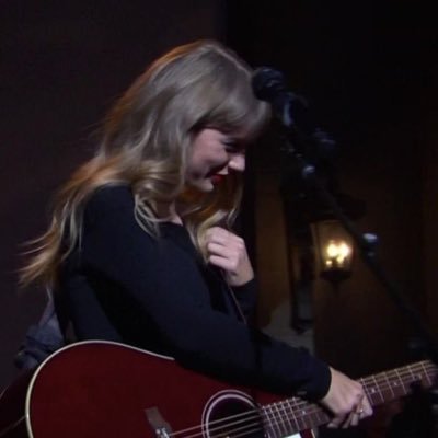 glori13_'s profile picture. 