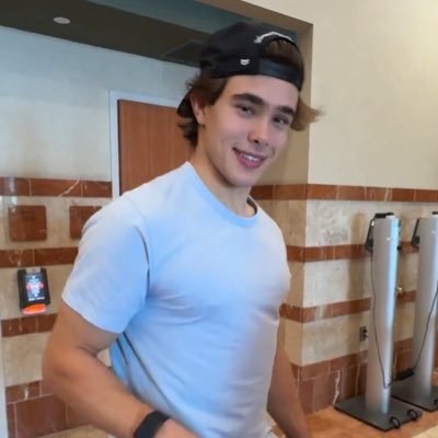 huggylftv's profile picture. probably thinking about a man