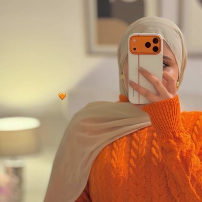 Holyi13's profile picture. كن قنوعاً..دائماً بِنفسك فَ انت نجماً لن يتكرر..لذالك لا تستهلك من نفسك كثيراً لأجل الكثير الذي لا يستحق حتى البضع منكَ🖤