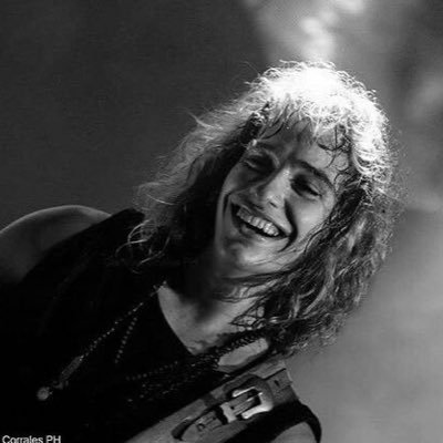 marivoragine's profile picture. y que el canto gane al llanto y al dolor