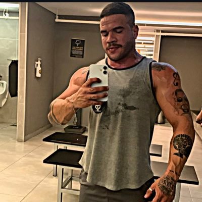 azvdu__'s profile picture. Corpo em forma, mente perigosa 😈 Entre ordem e desejo, eu comando os dois. Perigo à vista — entre se tiver coragem.