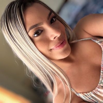 MishellCepeda's profile picture. Go with the flow 🍃