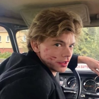 nesieescup's profile picture. nes and the multifandom account of madness (professional lewis & saparata glazer)