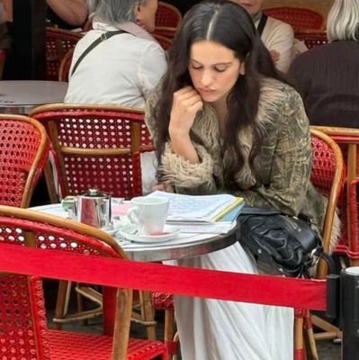 honeyliqueur1's profile picture. all beginnings are surrounded by error, as fire is surrounded by smoke.