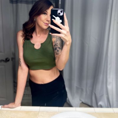 IvyofEden_'s profile picture. A romantic with a restless heart       💕✈️