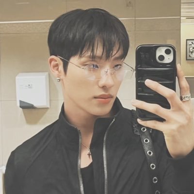 relatosdeecos's profile picture. ──────⠀◯● bajo tu ❬ piel ❭ ⠀ ' ⠀00.01° ⠀ reposaba el idioma ⠀ , ⠀ ▅▅▅⠀▅ de los ─────╼ ⠀⠀astros 𓆲