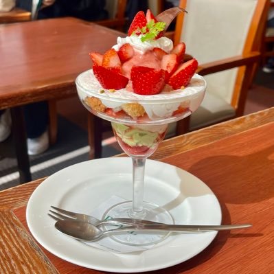 parfait15460317's profile picture. 黒猫🐈‍⬛と暮らす17歳JKです。サッカーは国内はセレちゃんズ、川崎、浦和、海外はリバプール辺りをゆるゆる見ています。その他、カーリングはロコ・ソラーレ、声優さんは林原めぐみ閣下、井上喜久子様（17教）、音楽はangelaさん。スタバ厨で、宝石、美容、BL好きの少し？こじらせたオタクです（笑）