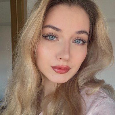 mandaashb7's profile picture. 