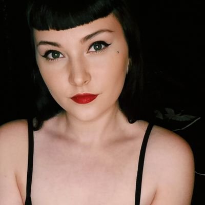 LilithLowe's profile picture. this is my summer home now. aint live here no more. back up only