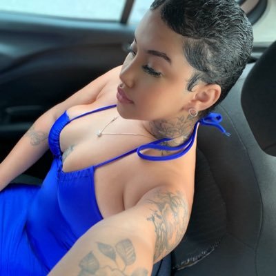 EmilyFerraz___'s profile picture. 