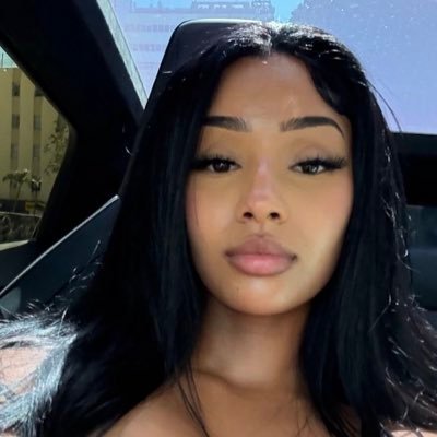 acoupleminutes's profile picture. you sunshine, you temptress ⋆. booktwt  ⋆. 📖: 23/30