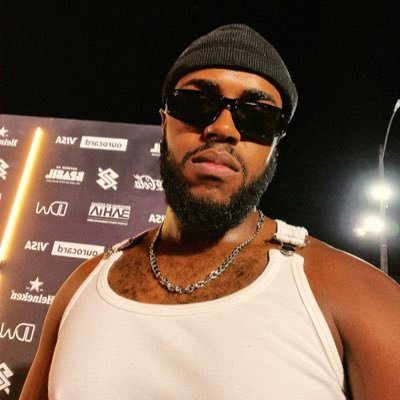 PretoRetinto's profile picture. Cantor | Compositor | Confeiteiro 📍Rio de Janeiro - Brasil Ctt: pretoretintoprod@gmail.com 🎙 Conheça meu trabalho | link abaixo 👇🏿