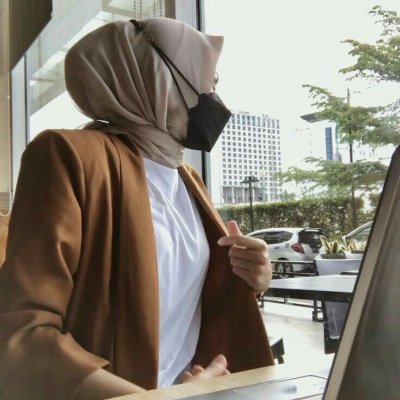 walidocraft12's profile picture. Mengajak kesepianku berdansa di malam.
Seakan-akan waktu itu teman setia. ✨