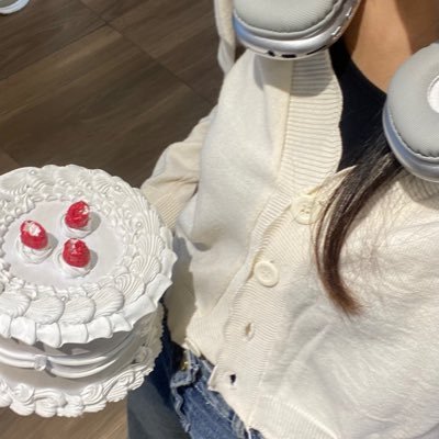 yourbitnash's profile picture. /senyum seperti logo kumon/