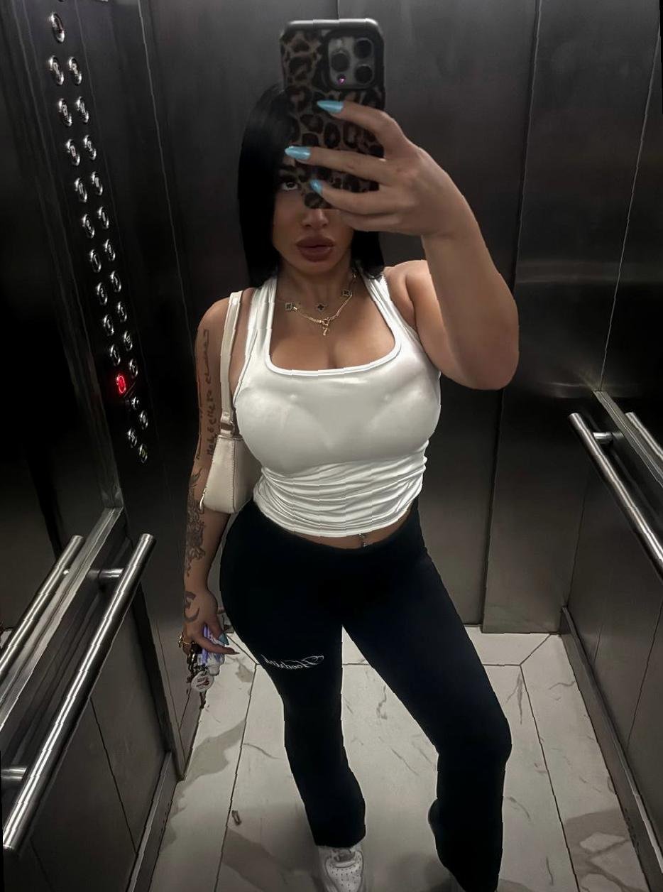 Claudia19115874's profile picture. confidently flawed, irresistibly curious, always laughing