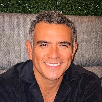 SANDARTI's profile picture. Actor, conductor y conferencista guatemalteco. Management: david@steinbergcorp.com