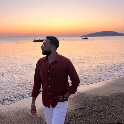 Veyssoo's profile picture. 🎓 Art History