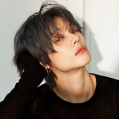 desirends's profile picture. why lookin at me? fall for me, eh.