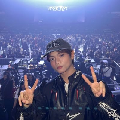 januareiy's profile picture. 