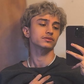 lowkeydeegs's profile picture. I love my cat - streamer & mentally unstable.