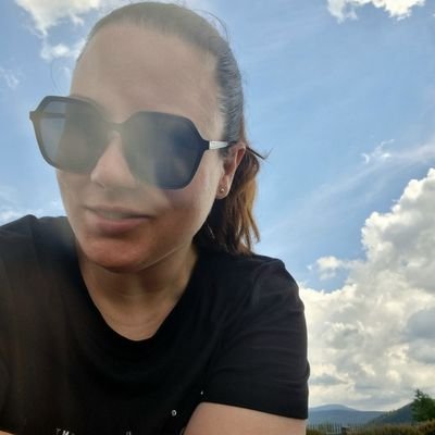 adelakrapkova's profile picture. Majitelka hejna akvarijních rybiček na Žižkově. Netweetuju, jen stalkuju...