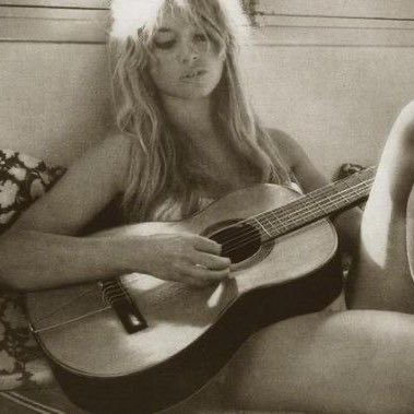 odeioarealidade's profile picture. so sei reclamar, escutar música e falar oq eu n devo