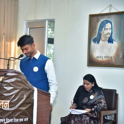 PoetrywithSurya's profile picture. स्वेच्छित मृत्यु तक ज़िंदादिल रहूँगा, मेरी रचनाओं पर ©®कॉपीराइट है।

(#फ़र्रुखाबाद_से) केवल साहित्य प्रेमी जुड़ें 
 #स्वतंत्र #भुलक्कड़ #बेख़बर #मैरिड