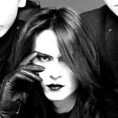 satanilde's profile picture. batsie, o que amou após o fim

“amar-te foi a benevolência e o castigo da mesma chama.”

eu não peço que fiques —
apenas que compreendas
que eu fiquei.